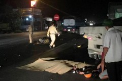 Xe máy chở 3 tông vào xe tải đang đậu bên đường, 3 người thương vong