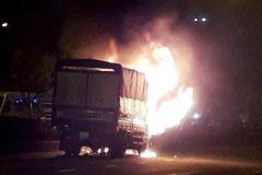 Xe tải bốc cháy ngùn ngụt trên đường, nhiều người hoảng loạn