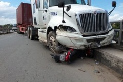 Xe container suýt lao khỏi cầu vượt sau va chạm giao thông