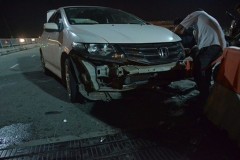 Xe máy chạy ngược chiều trên cầu bị ô tô tông, 1 người nhập viện