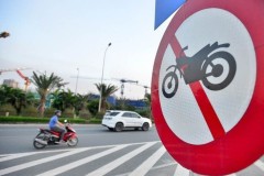 Bất chấp nguy hiểm xe máy vẫn leo lên đường dành cho ô tô Đại lộ Thăng Long