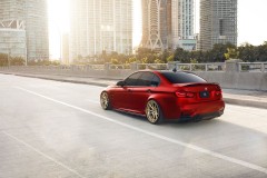 BMW M3 khoác áo đỏ satin, đi "giày" vàng gold nổi bật