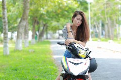 Bộ ảnh cô nàng đáng yêu đọ dáng cùng Exciter 150 độ