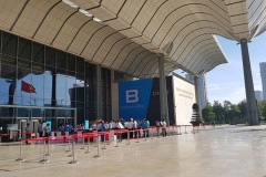 Bphone 2017 chính thức ra mắt với thiết kế bằng kính sang trọng