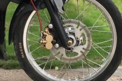Exciter 135 độ cứng cáp với phong cách đơn giản đi cùng tem Spark cá tính