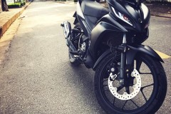 Exciter 135 độ full black với dàn chân chế từ đối thủ nhà Honda