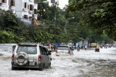 Giữ an toàn khi ra đường trong mùa mưa bão