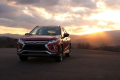Mitsubishi Eclipse Cross đẹp nao lòng dưới nhật thực toàn phần