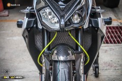 Nakedbike BMW S1000R kẻ lập dị theo chân 'huyền thoại' S1000RR