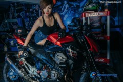 Nữ biker Thu Anh cá tính bên Kawasaki Z800