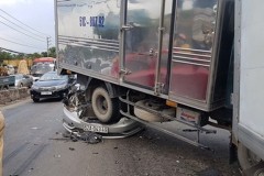 Ô tô 4 chỗ chui gầm xe tải sau tai nạn liên hoàn