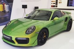 Porsche 911 Turbo S và chương trình sơn Python Green Chromaflair có giá 2,2 tỷ VNĐ