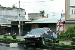 Quảng Ninh: Trời mưa đường trơn Toyota Fortuner "bay" qua dải phân cách