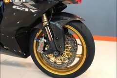 Suzuki GSX-1000 độ bóng bẩy cùng màu đen huyền bí