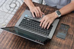 Đánh giá pin LG Gram 14": lướt web liên tục hơn 12 tiếng, chơi game online hơn 6 tiếng