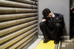 Bộ ảnh ghi lại cuộc sống của giới doanh nhân Nhật Bản, chỉ biết làm việc và ngủ