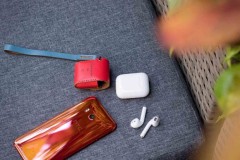 Bộ ảnh HTC U11 Solar Red với bao da đỏ cho AirPods