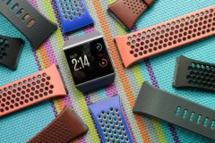 Fitbit Ionic: smartwatch tập trung theo dõi tập luyện, Fitbit Pay, chống nước, $299,95