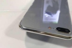 iPhone 7s với mặt sau phủ kính bóng bẩy sẽ dày hơn iPhone 7