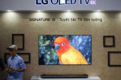 Cận cảnh bộ đôi TV LG W7 Signature treo tường ở Việt Nam, giá 300 và 650 triệu đồng
