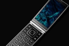 Smartphone nắp gập vỏ titan siêu bền đầu tiên trên thế giới sắp trình làng