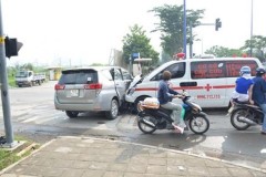Xe cứu thương húc văng ô tô 7 chỗ trên đại lộ