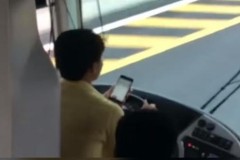 Yêu cầu kỷ luật tài xế vừa lái xe trên cao tốc vừa... nghịch điện thoại