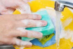 Lượng vi khuẩn trong miếng rửa bát gấp nhiều lần chúng ta vẫn nghĩ. Bạn nên thay chúng bao lâu một lần?