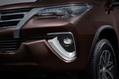 Toyota Fortuner mới bỏ phanh tang trống, chốt giá bán chính thức