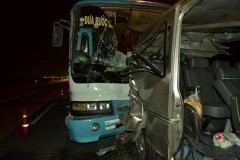 Xe khách tông xe 16 chỗ thay lốp trên cao tốc, 7 người thương vong