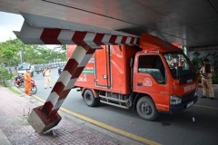 Xe tải tông bật gốc thanh giới hạn trên đường Trường Sa