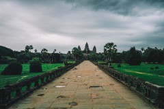 Angkor Wat cổ kính nghìn thu, màu rêu phong thời gian in đáy nước…