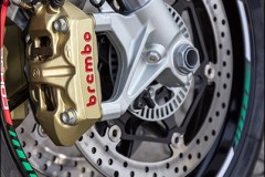 Aprilia RSV4 độ nhẹ nhàng thanh thoát bên tông màu trắng tinh khôi