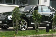 Bentley Bentayga màu xanh lục độc nhất Việt Nam ra biển trắng