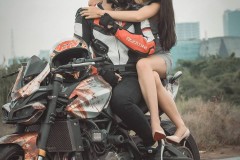 Bộ ảnh đáng yêu của cặp đôi cùng Benelli BN600i độ đầu đèn MT-09 rỉ sét