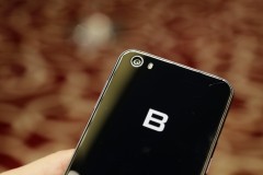 Ảnh thực tế Bphone 2017: thiết kế bóng bẩy hơn đời đầu