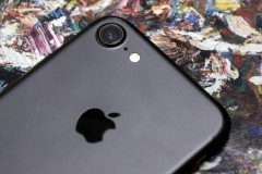 Công dụng ít ai biết về lỗ nhỏ cạnh camera iPhone