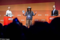 Hai robot tranh luận về số phận loài người trong tương lai