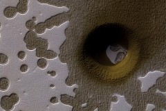 NASA phát hiện hố sâu khác lạ trên sao Hỏa