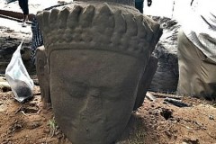 Tượng vệ thần cao 2m chôn dưới đền Angkor Wat