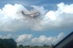 Vòng khói đen trên bầu trời Anh liệu có phải UFO?