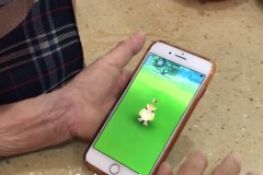 Được cháu nội đầu tư con iPhone 7 Plus, bà cụ 84 tuổi gần như phá đảo trò bắt thú ảo - Pokemon Go