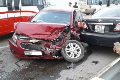 Hà Nội: Chevrolet Cruze lấn làn đâm trực diện vào Toyota Corolla Altis khiến hai xe hư hỏng nặng