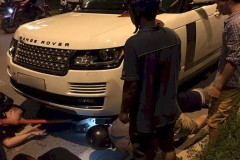 Hà Nội: Cô gái đi xe máy điện bị cuốn vào gầm xe Range Rover Autobiography