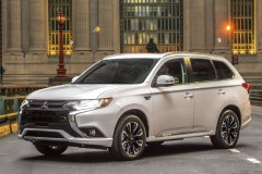 Mitsubishi ra mắt Outlander 2018 bản xăng-điện