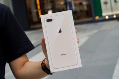 Mở hộp, trên tay iPhone 8 Plus màu Gold: Sạc không dây quá chậm