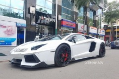 Sài Gòn: Lamborghini Aventador LP700-4 "thả dáng" cùng Rolls-Royce Phantom Drophead Coupe trên phố