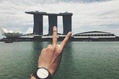 Sang Singapore xếp hàng mua iPhone, iFan được lợi gì và đương đầu rủi ro gì?