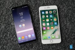 So sánh nhanh Galaxy Note 8 và iPhone 7 Plus: Kẻ tám lạng người nửa cân