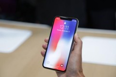CEO Apple Tim Cook lên tiếng về mức giá cao ngất ngưởng của iPhone X